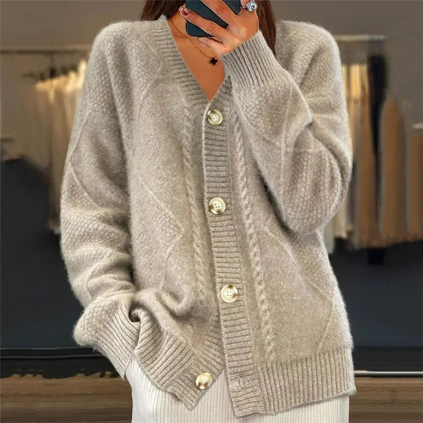 Klassische Damen-Strickjacke – Bequemer Strickpullover mit Knopfdetail und langen Ärmeln - J&B - 8 - Atelier-Zofia