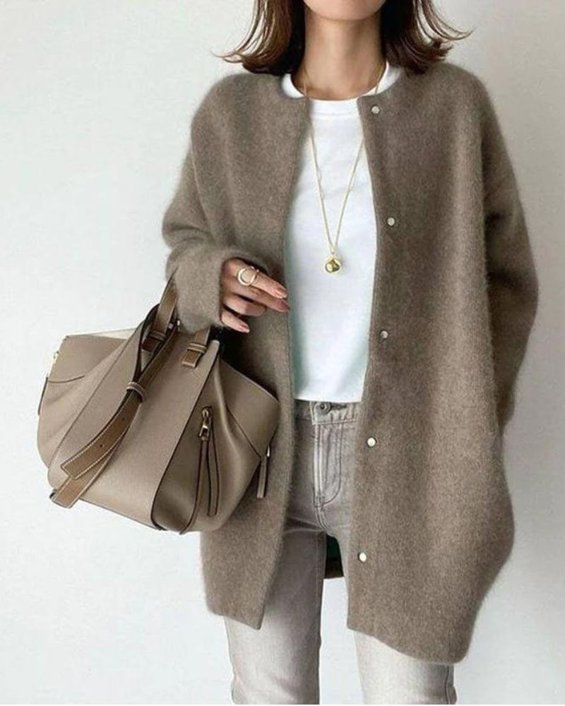 Modische Damen-Strickjacke mit Knopfverschluss und raffinierter Passform - J&B - 8 - Atelier-Zofia