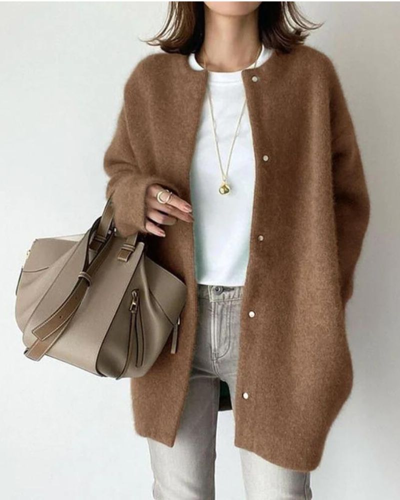 Modische Damen-Strickjacke mit Knopfverschluss und raffinierter Passform - J&B - 9 - Atelier-Zofia