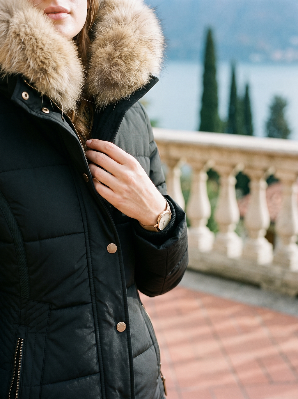 Elegante Damen-Steppjacke mit abnehmbarer Fellkapuze und figurschmeichelndem Schnitt - J&B - 4 - Atelier-Zofia