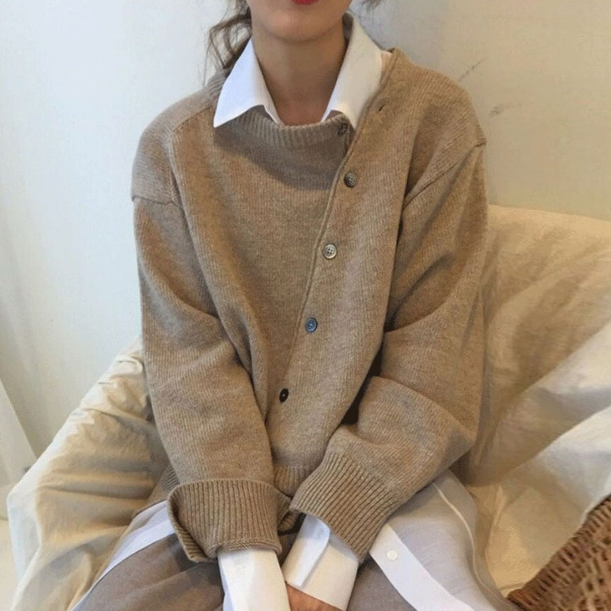 Bequemer Damenstrickpullover mit Knopfverschluss und lässiger Schnitt - J&B - 1 - Atelier-Zofia