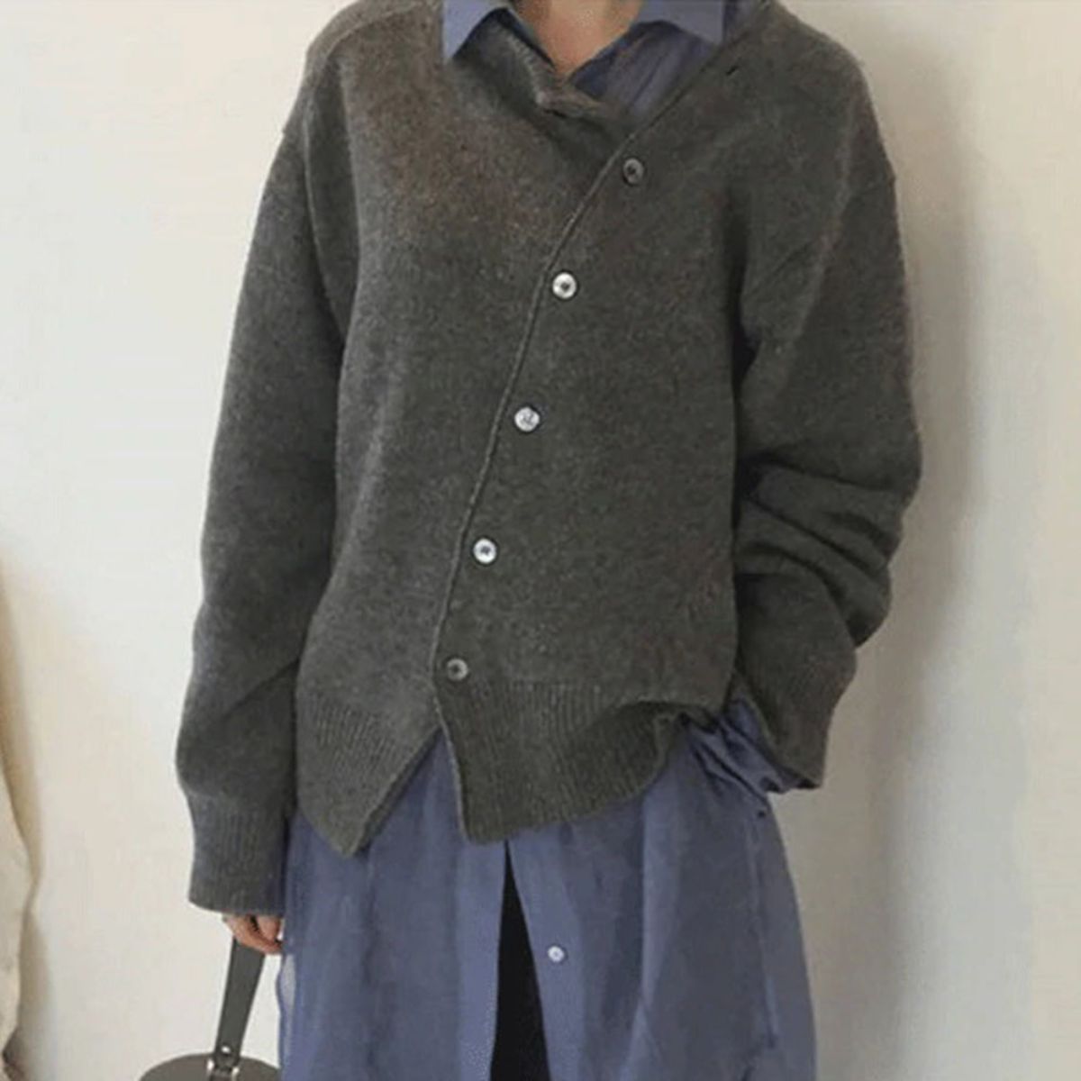 Bequemer Damenstrickpullover mit Knopfverschluss und lässiger Schnitt - J&B - 2 - Atelier-Zofia