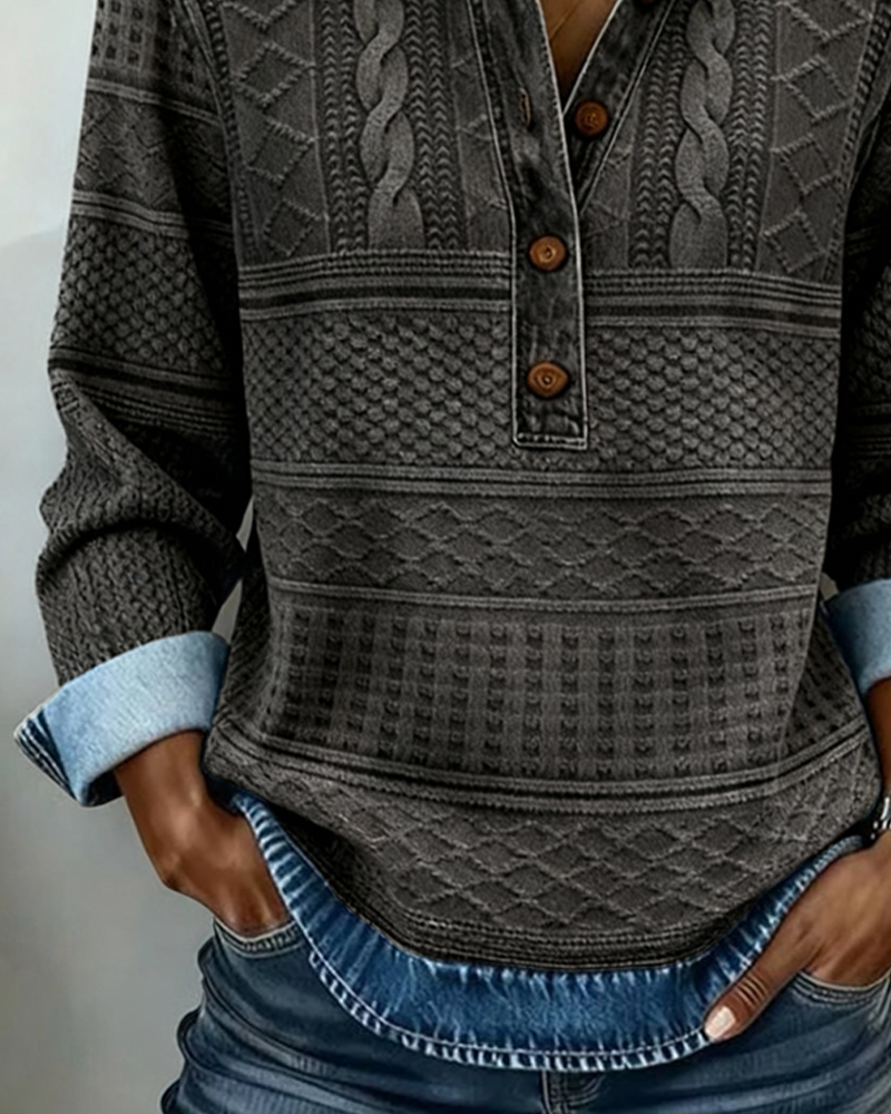 Modisches Damen-Sweatshirt im Denim-Design mit halber Knopfleiste und strukturierten Akzenten - J&B - 7 - Atelier-Zofia