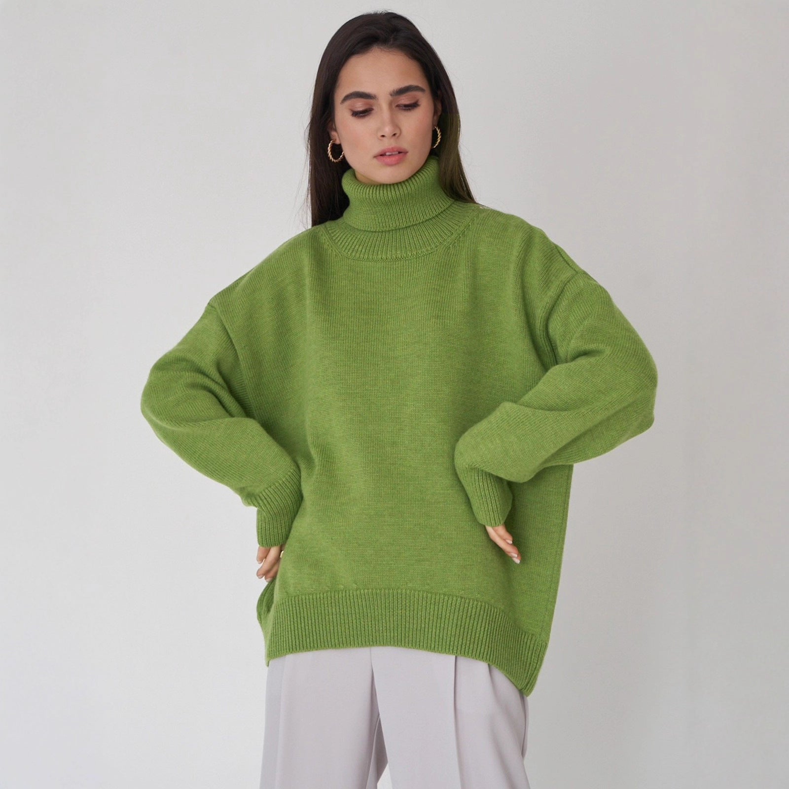 Bequemer Damenpullover mit Rollkragen und lässigen langen Ärmeln - J&B - 1 - Atelier-Zofia
