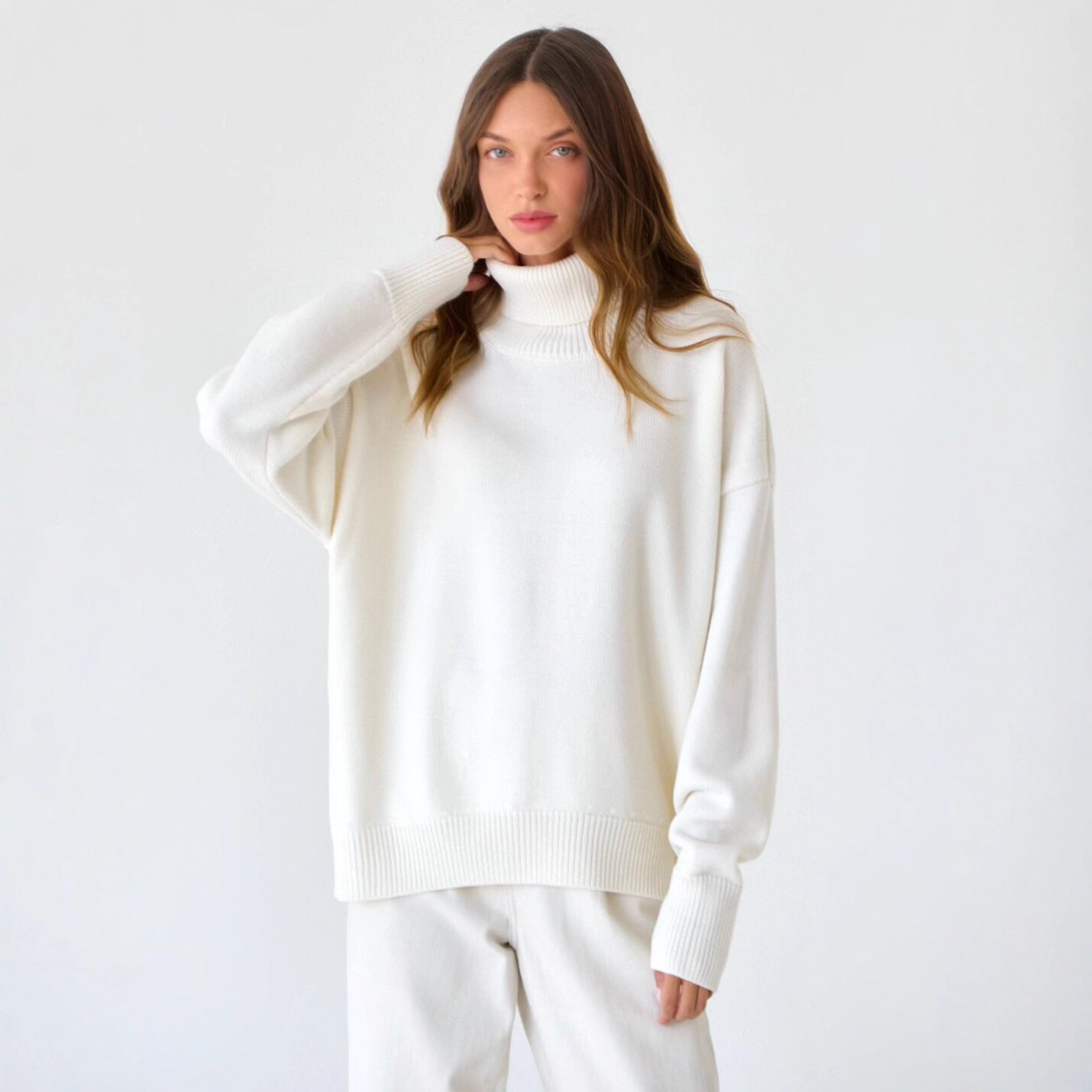 Bequemer Damenpullover mit Rollkragen und lässigen langen Ärmeln - J&B - 2 - Atelier-Zofia