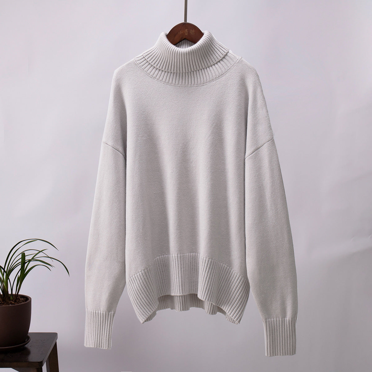 Bequemer Damenpullover mit Rollkragen und lässigen langen Ärmeln - J&B - 4 - Atelier-Zofia