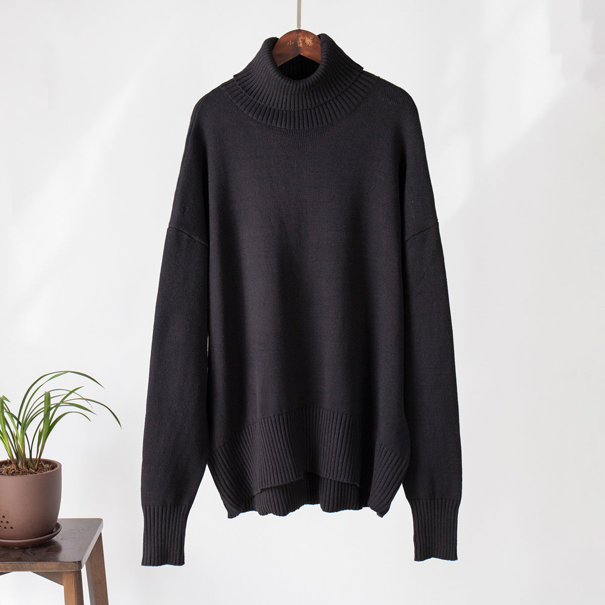Bequemer Damenpullover mit Rollkragen und lässigen langen Ärmeln - J&B - 11 - Atelier-Zofia