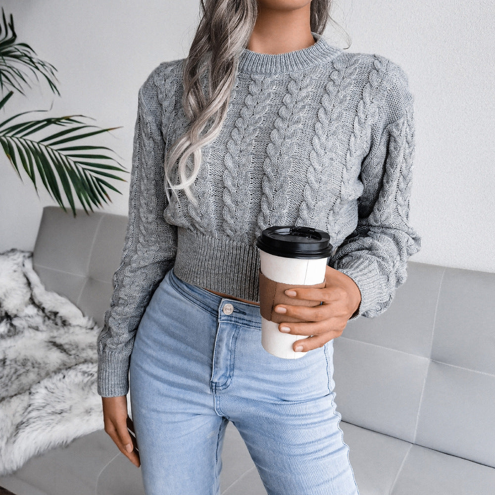 Eleganter Damenpullover mit kurzem Schnitt und Zopfmuster – Figurbetonte Passform und gerippter Saum - J&B - 1 - Atelier-Zofia