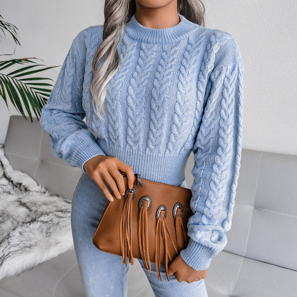 Eleganter Damenpullover mit kurzem Schnitt und Zopfmuster – Figurbetonte Passform und gerippter Saum - J&B - 2 - Atelier-Zofia