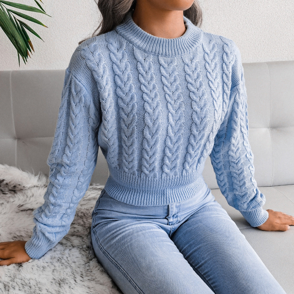 Eleganter Damenpullover mit kurzem Schnitt und Zopfmuster – Figurbetonte Passform und gerippter Saum - J&B - 8 - Atelier-Zofia