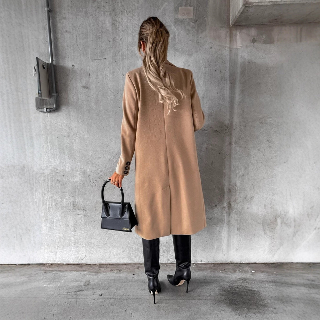 Eleganter Damenmantel im Zweireiher-Stil mit praktischen Taschen - J&B - 4 - Atelier-Zofia