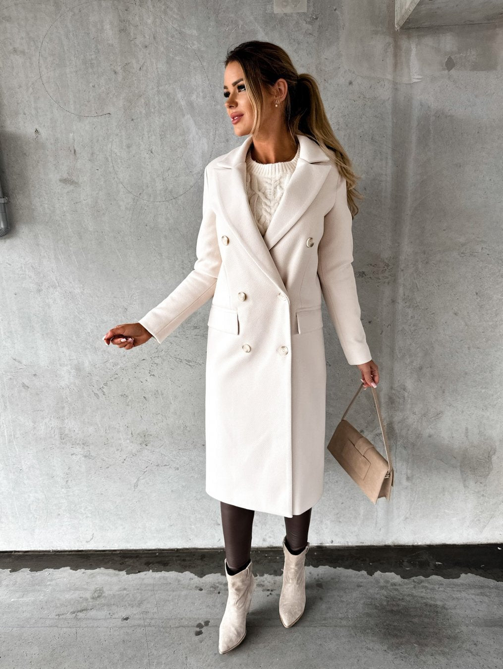 Eleganter Damenmantel im Zweireiher-Stil mit praktischen Taschen - J&B - 5 - Atelier-Zofia