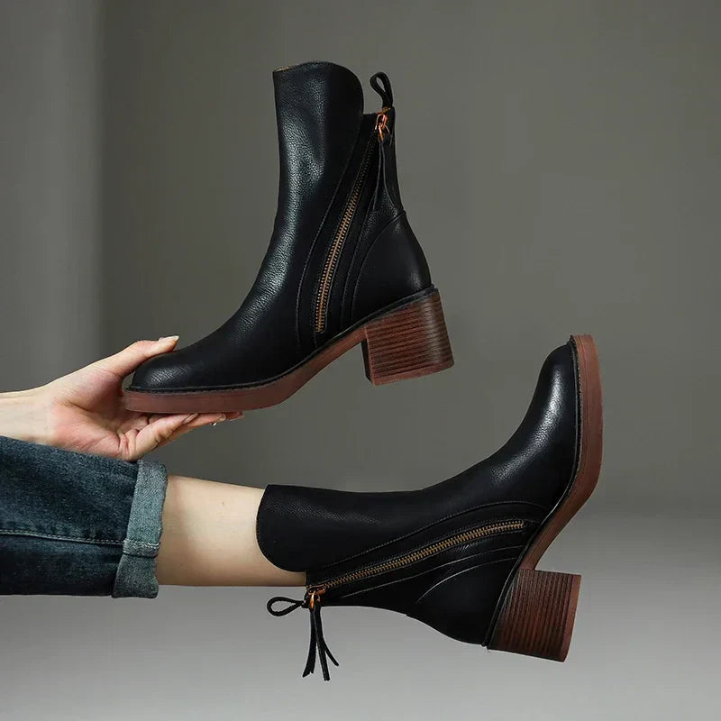 Elegante Damen Stiefeletten mit seitlichem Reißverschluss und komfortablem Blockabsatz - J&B - 1 - Atelier-Zofia