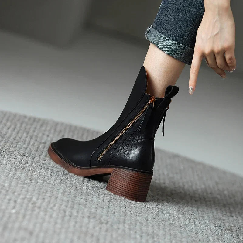 Elegante Damen Stiefeletten mit seitlichem Reißverschluss und komfortablem Blockabsatz - J&B - 2 - Atelier-Zofia