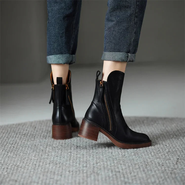 Elegante Damen Stiefeletten mit seitlichem Reißverschluss und komfortablem Blockabsatz - J&B - 3 - Atelier-Zofia