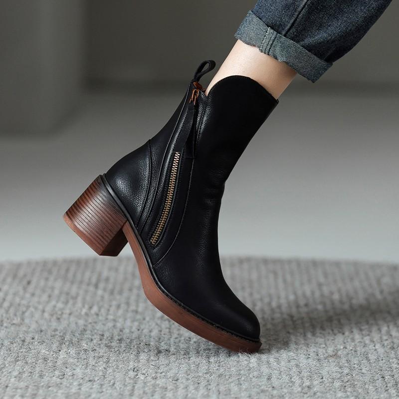 Elegante Damen Stiefeletten mit seitlichem Reißverschluss und komfortablem Blockabsatz - J&B - 4 - Atelier-Zofia