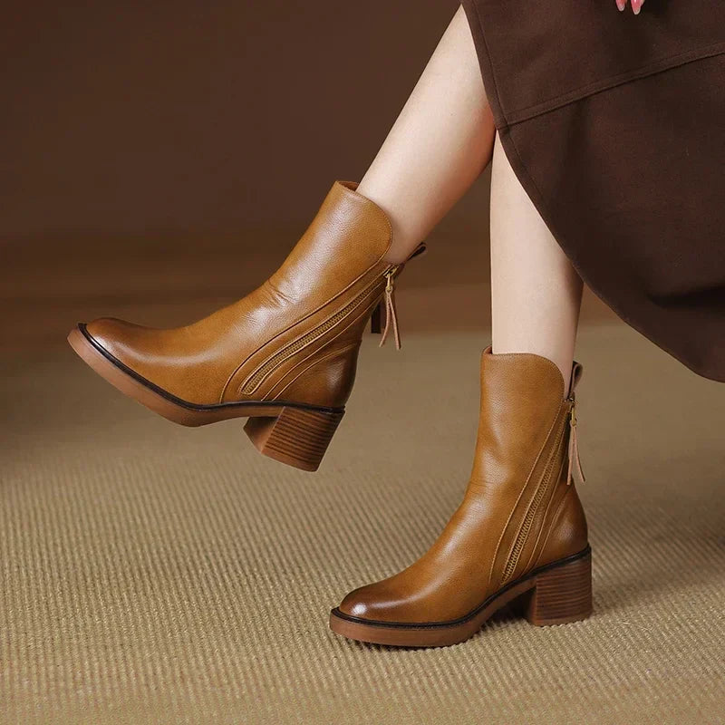 Elegante Damen Stiefeletten mit seitlichem Reißverschluss und komfortablem Blockabsatz - J&B - 5 - Atelier-Zofia
