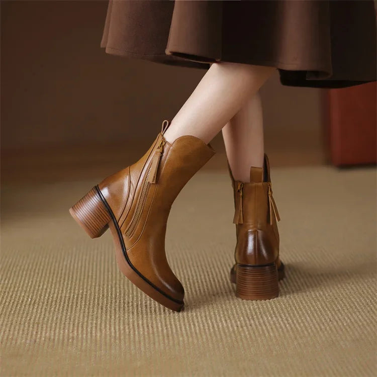 Elegante Damen Stiefeletten mit seitlichem Reißverschluss und komfortablem Blockabsatz - J&B - 9 - Atelier-Zofia