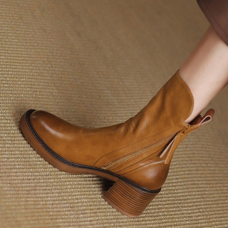 Elegante Damen Stiefeletten mit seitlichem Reißverschluss und komfortablem Blockabsatz - J&B - 10 - Atelier-Zofia