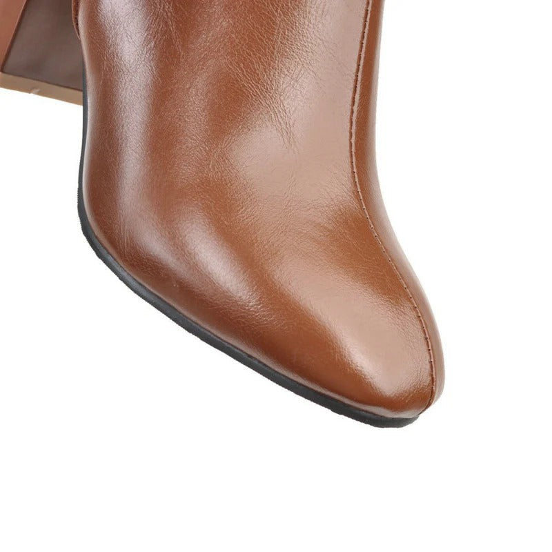 Moderne Damenstiefel mit Blockabsatz und spitzem Design - J&B - 1 - Atelier-Zofia