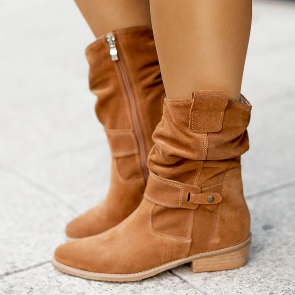 Elegante Slouch-Stiefel für Damen mit Blockabsatz und verstellbarem Riemen - J&B - 1 - Atelier-Zofia