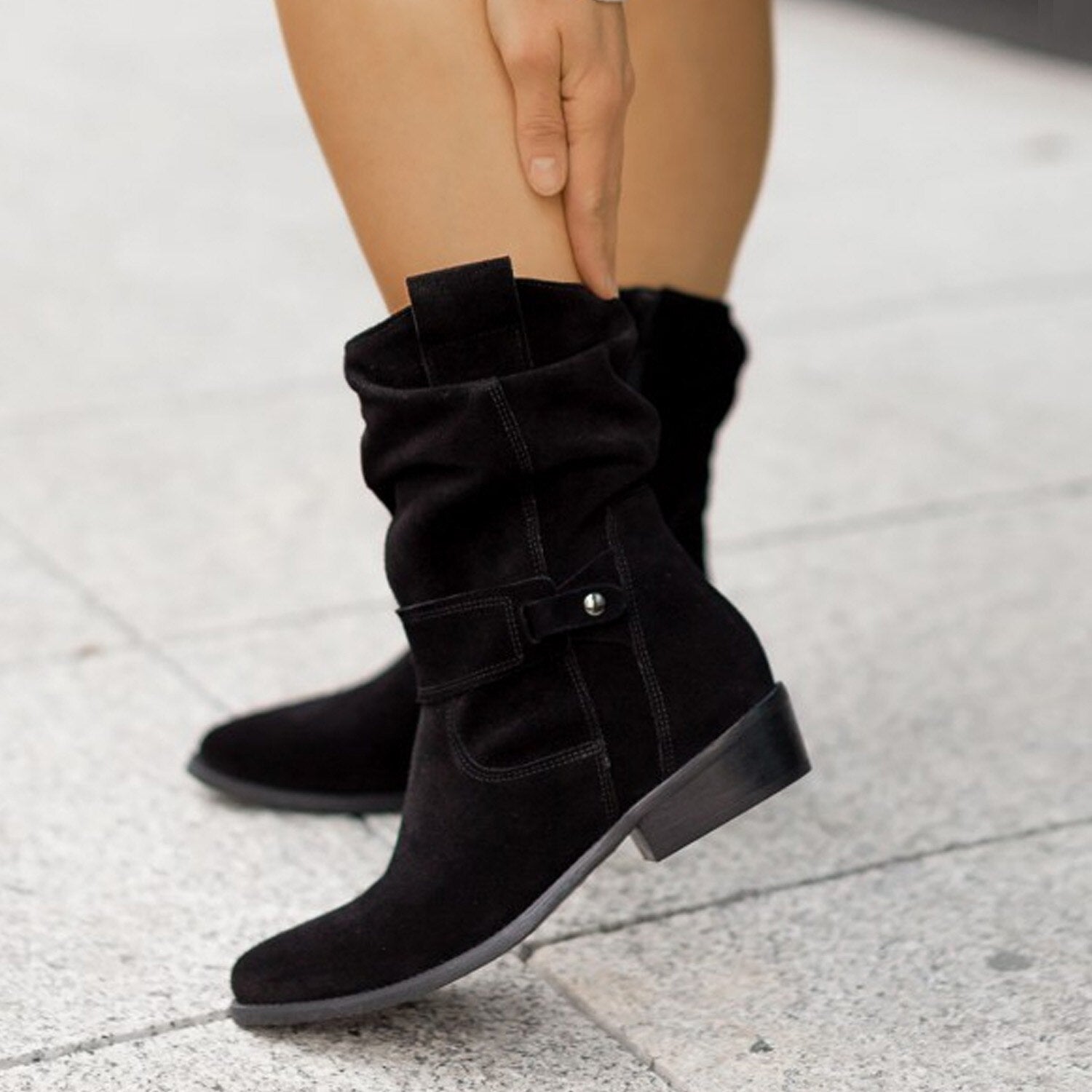 Elegante Slouch-Stiefel für Damen mit Blockabsatz und verstellbarem Riemen - J&B - 3 - Atelier-Zofia