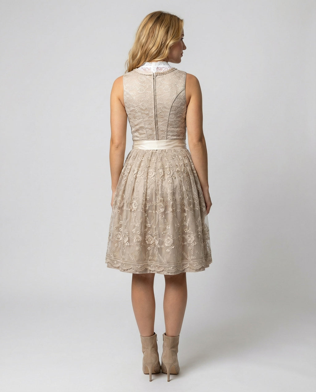 Traumhaftes Dirndl für Damen mit Spitzenärmeln und floraler Verzierung - J&B - 3 - Atelier-Zofia