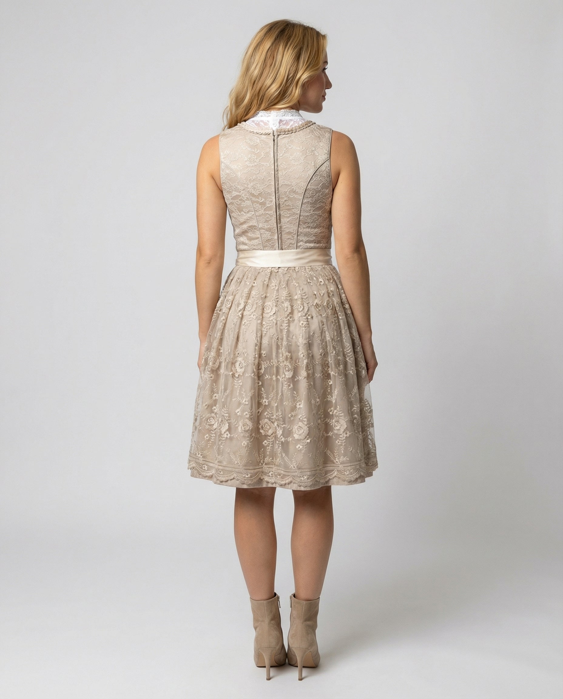 Traumhaftes Dirndl für Damen mit Spitzenärmeln und floraler Verzierung - J&B - 3 - Atelier-Zofia