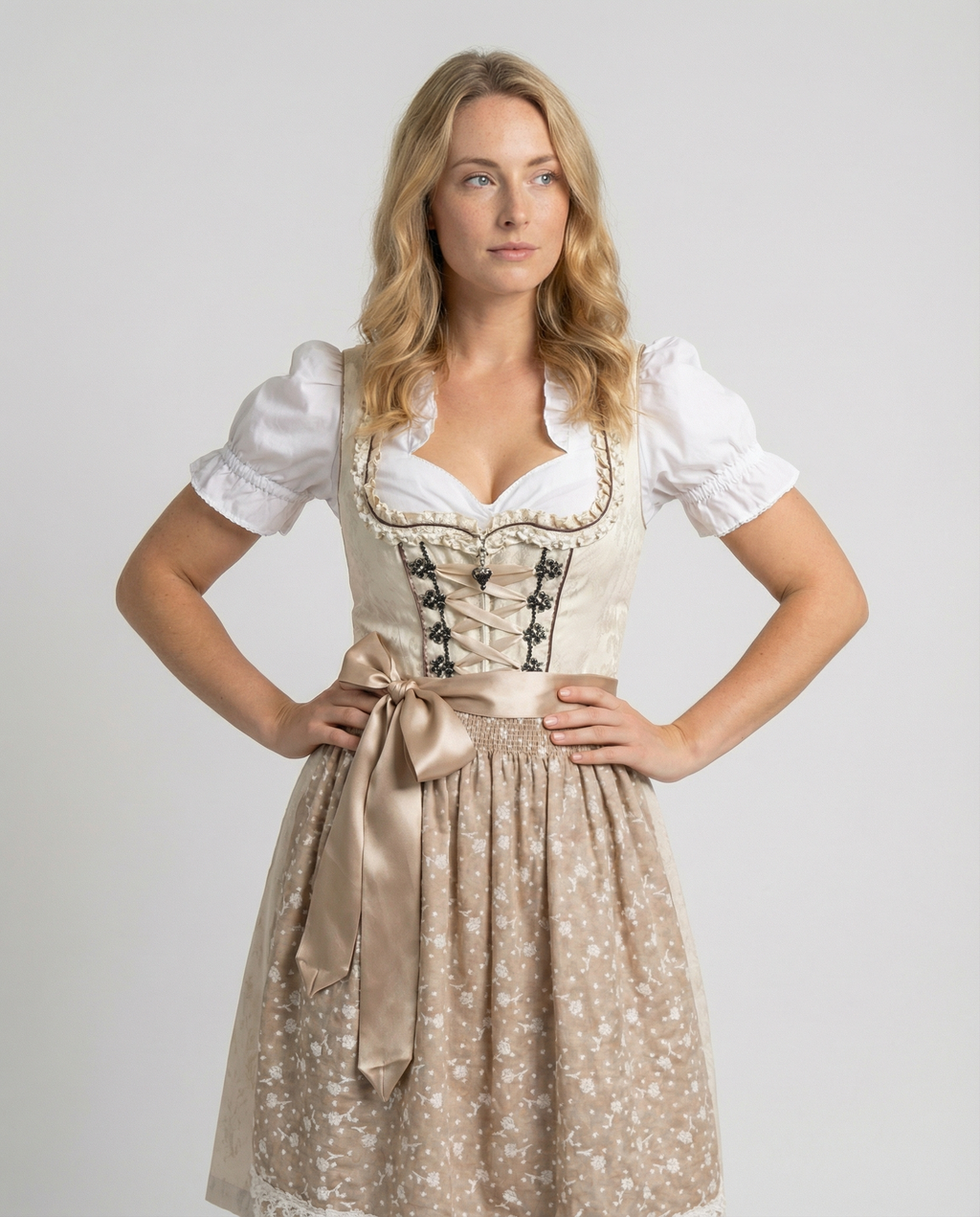 Traditionelles Dirndl für Damen mit floralem Design - J&B - 2 - Atelier-Zofia