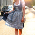 Traditionelles Dirndl für Damen – Hoch taillierter Schnitt mit floralen Akzenten - J&B - 1 - Atelier-Zofia