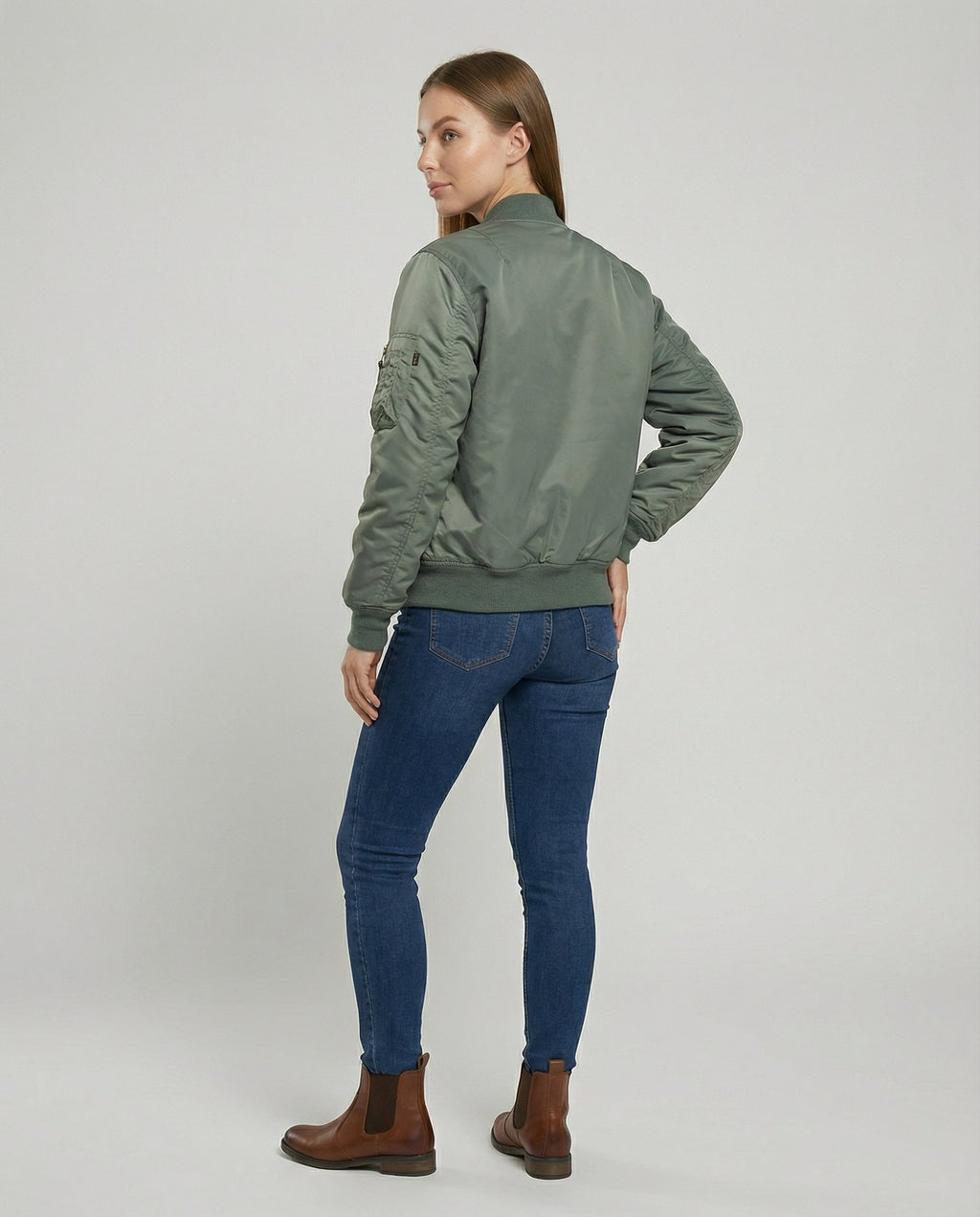 Damen Bomberjacke – Stylische Passform mit praktischen Taschen von J&B - 4 - Atelier-Zofia