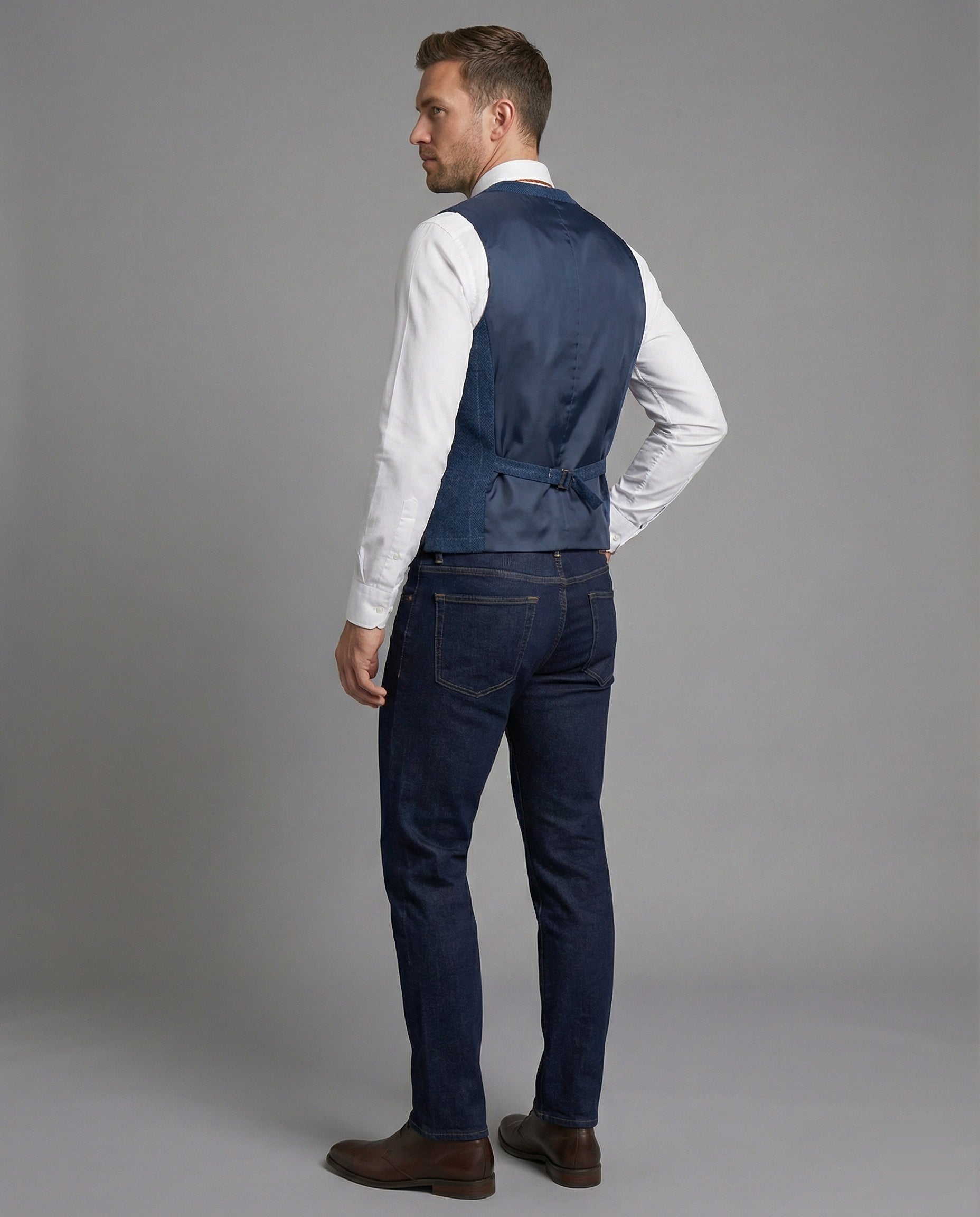 Herren Weste mit Fischgrätenmuster und Kettenakzent - J&B - 4 - Atelier-Zofia