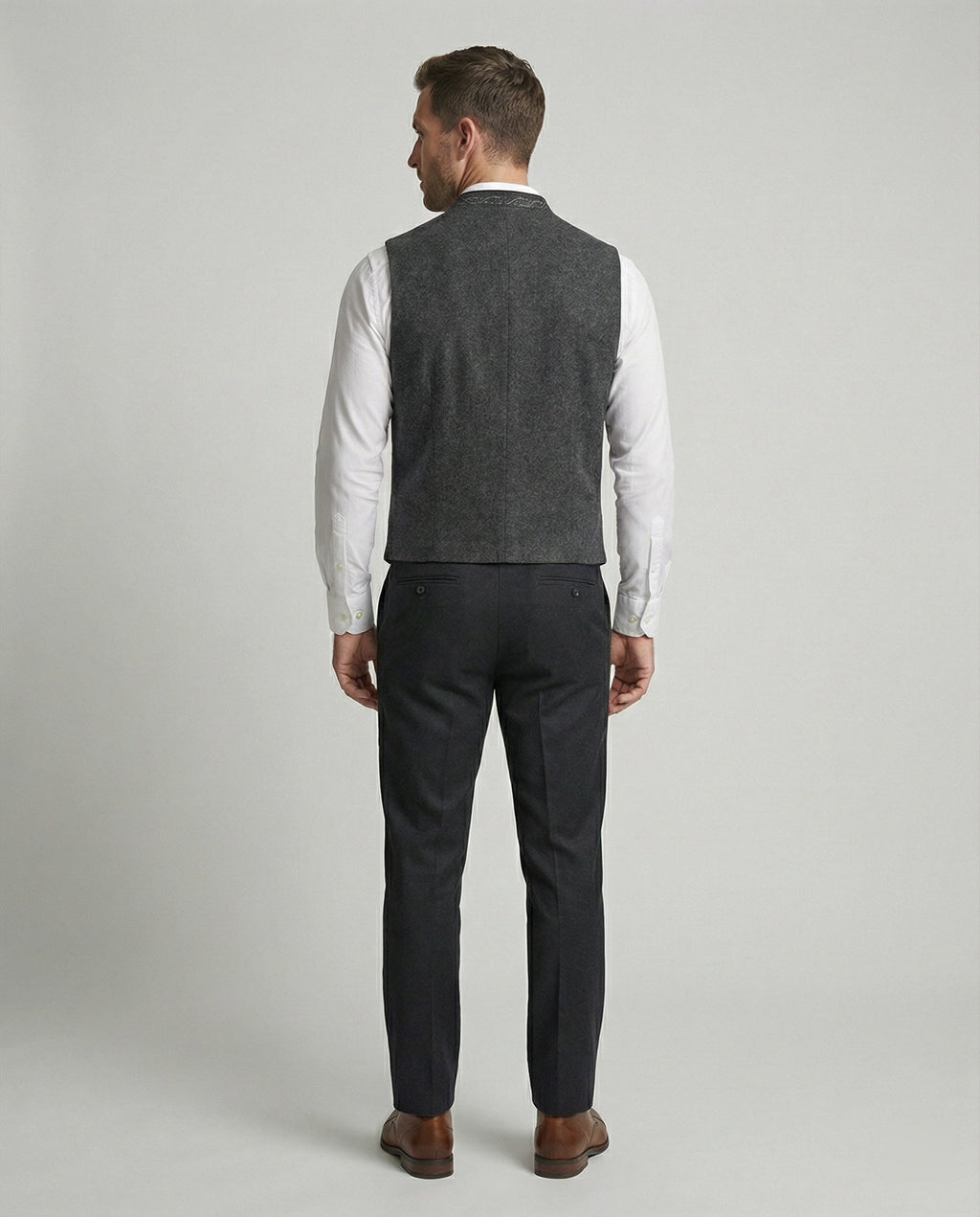 Herrenweste im traditionellen Stil mit taillierter Passform | J&B - 4 - Jasminaboutique.com