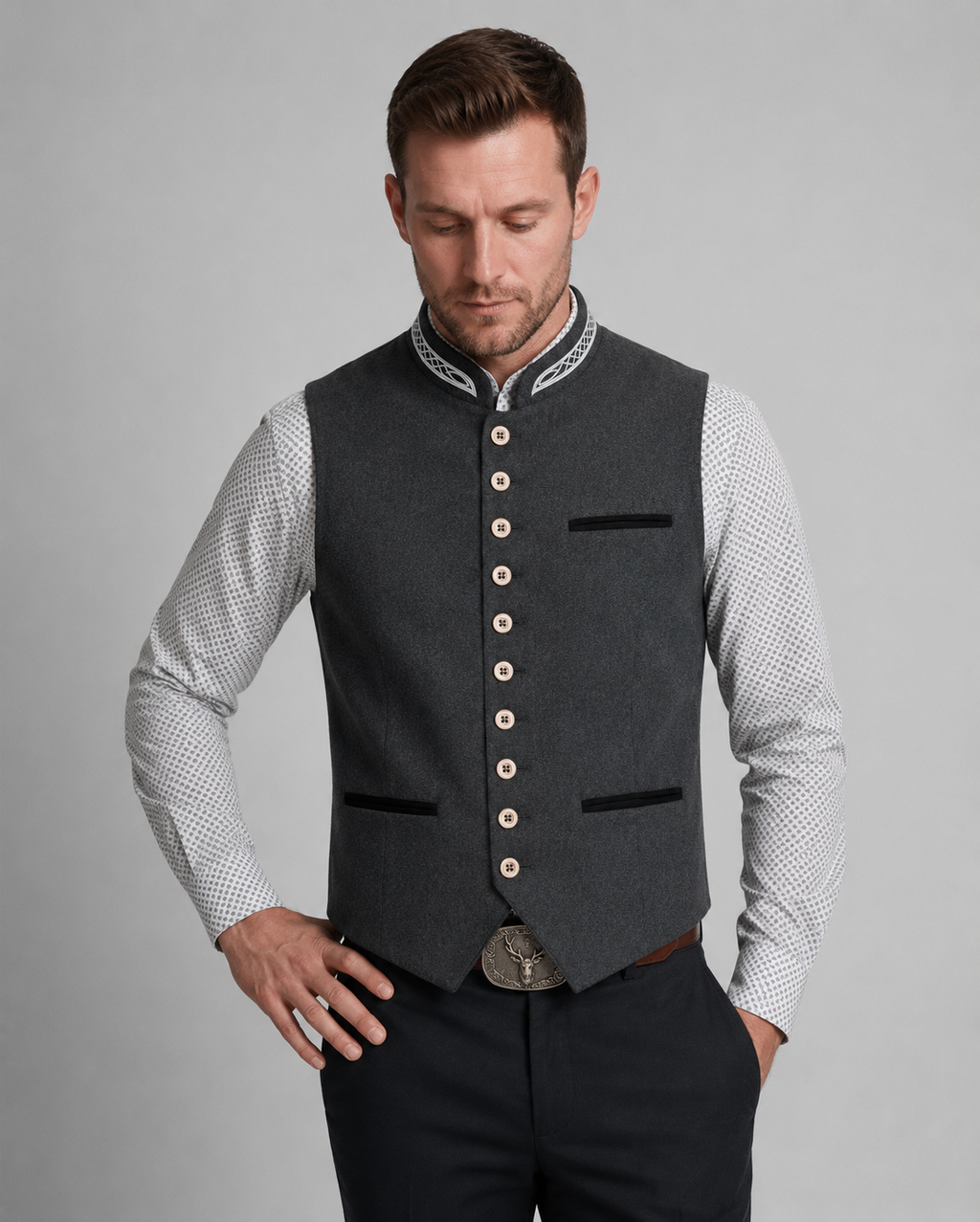 Stilvolle Herrenweste mit Stehkragen und durchgehender Knopfleiste - J&B - 3 - Atelier-Zofia