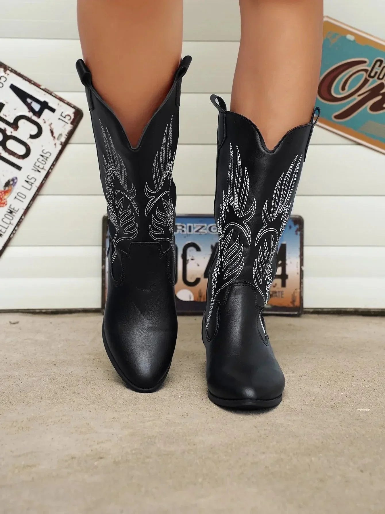 Stylische Damen Cowboystiefel mit Blockabsatz und dekorativer Stickerei - J&B - 6 - Atelier-Zofia