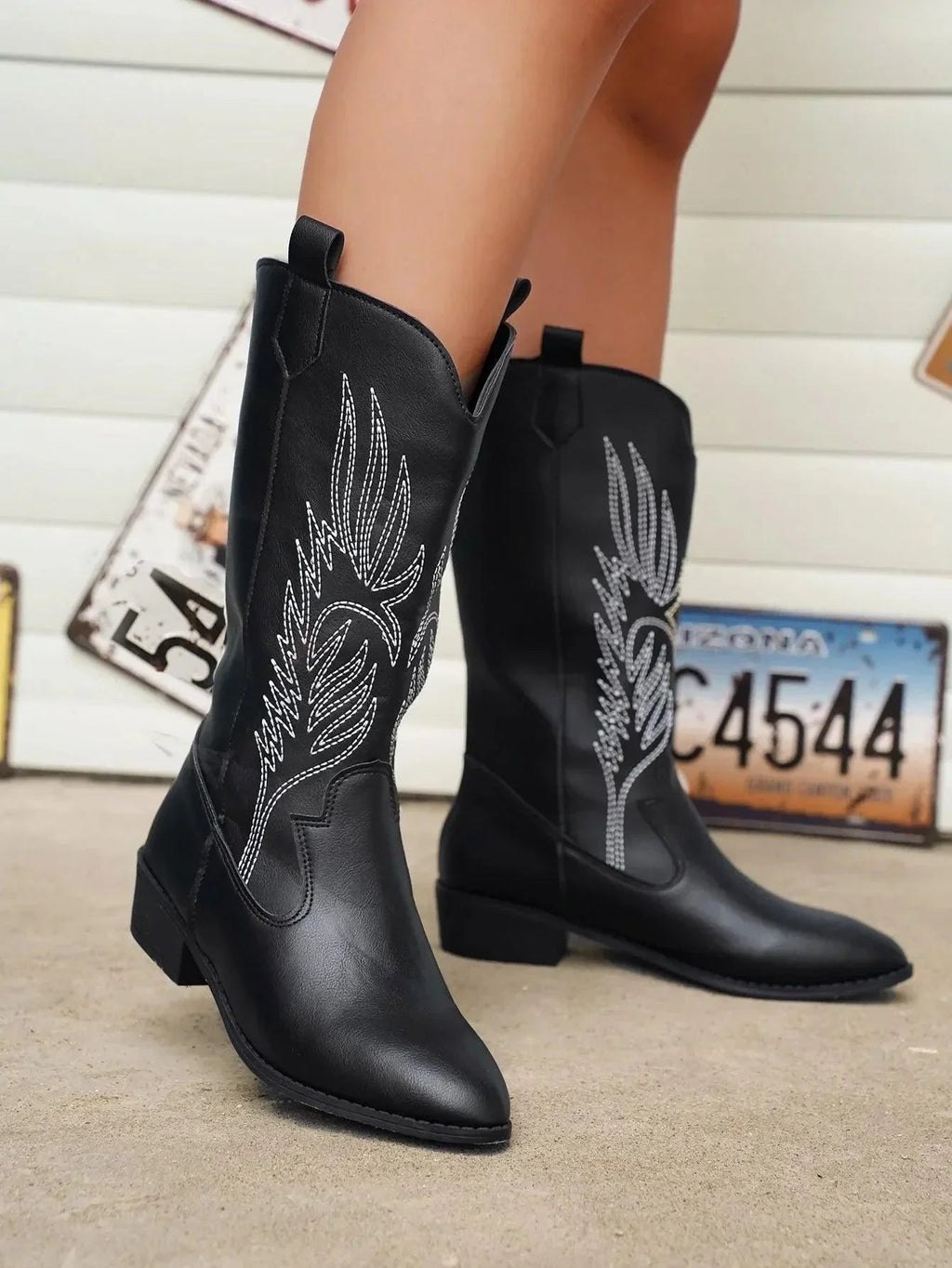 Stylische Damen Cowboystiefel mit Blockabsatz und dekorativer Stickerei - J&B - 9 - Atelier-Zofia