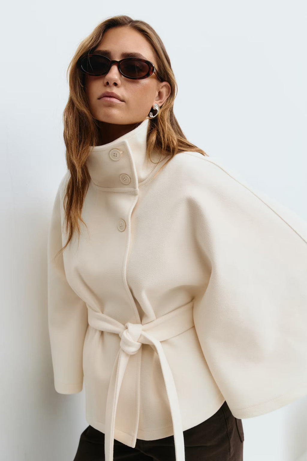 Stilvoller Cape-Mantel für Damen mit hohem Kragen und Bindegürtel - J&B - 1 - Atelier-Zofia