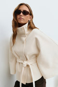 Stilvoller Cape-Mantel für Damen mit hohem Kragen und Bindegürtel - J&B - 1 - Atelier-Zofia