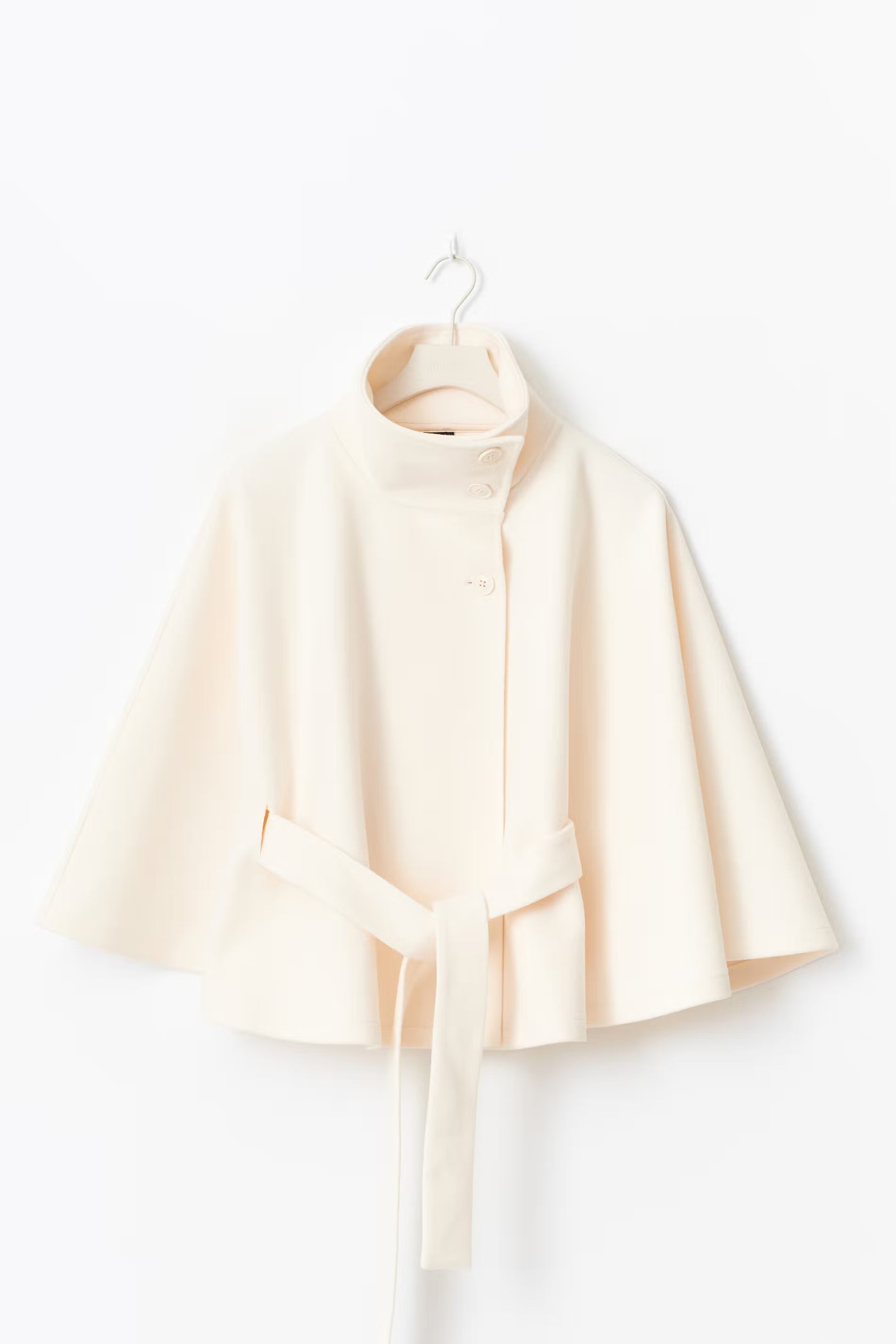 Stilvoller Cape-Mantel für Damen mit hohem Kragen und Bindegürtel - J&B - 2 - Atelier-Zofia