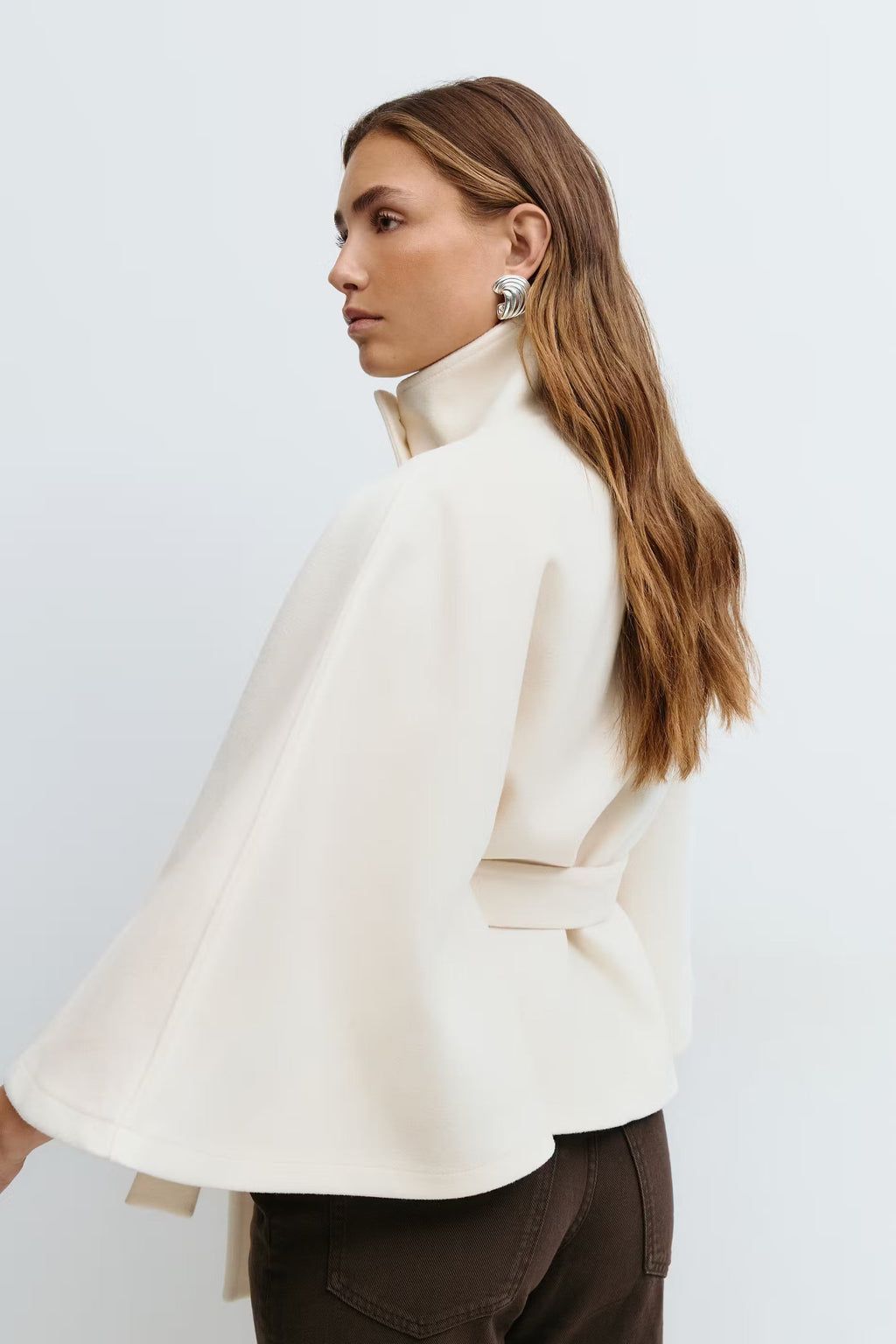 Stilvoller Cape-Mantel für Damen mit hohem Kragen und Bindegürtel - J&B - 3 - Atelier-Zofia