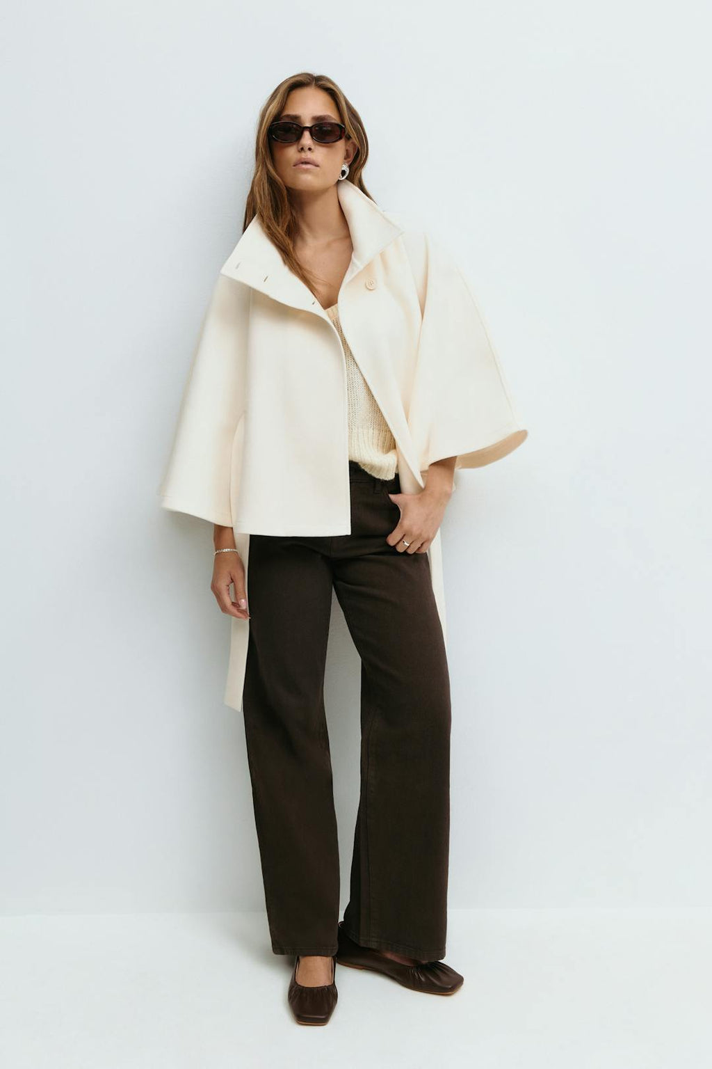Stilvoller Cape-Mantel für Damen mit hohem Kragen und Bindegürtel - J&B - 4 - Atelier-Zofia