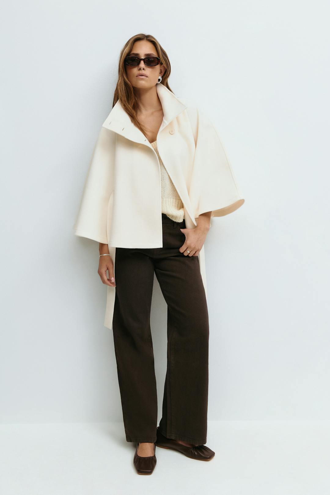 Stilvoller Cape-Mantel für Damen mit hohem Kragen und Bindegürtel - J&B - 4 - Atelier-Zofia
