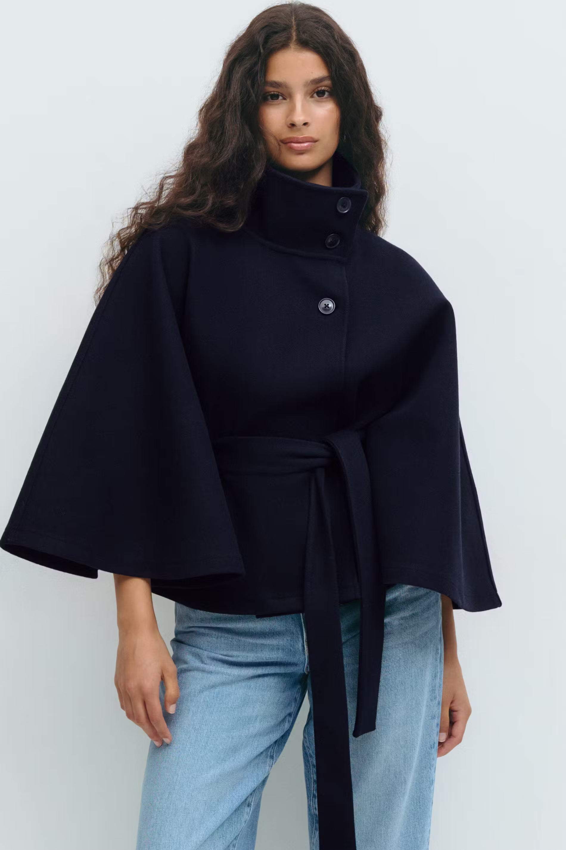 Stilvoller Cape-Mantel für Damen mit hohem Kragen und Bindegürtel - J&B - 5 - Atelier-Zofia