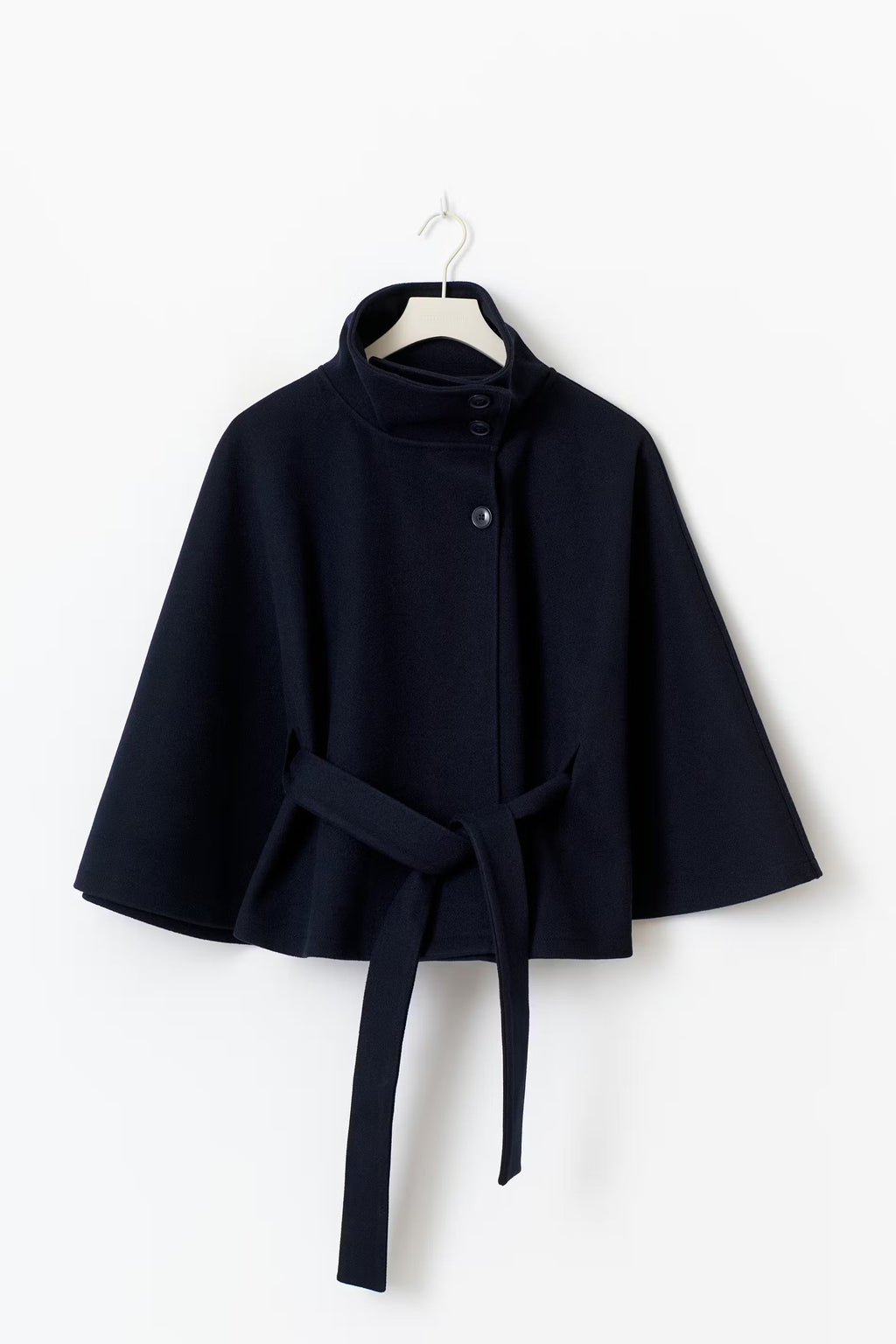 Stilvoller Cape-Mantel für Damen mit hohem Kragen und Bindegürtel - J&B - 6 - Atelier-Zofia