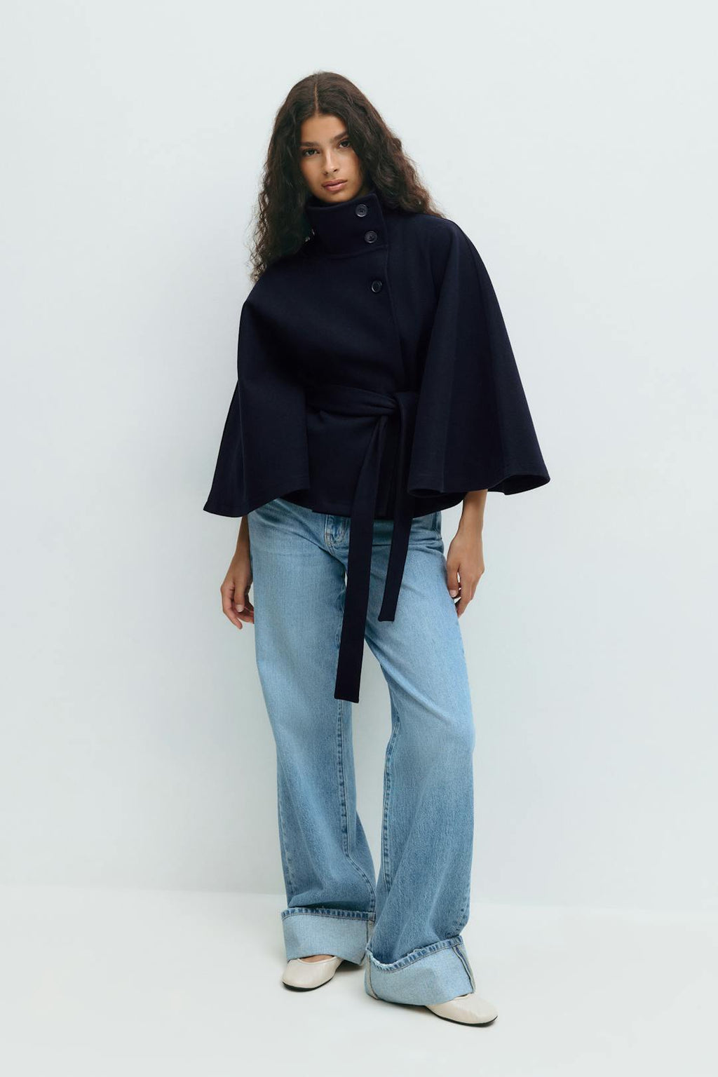 Stilvoller Cape-Mantel für Damen mit hohem Kragen und Bindegürtel - J&B - 7 - Atelier-Zofia