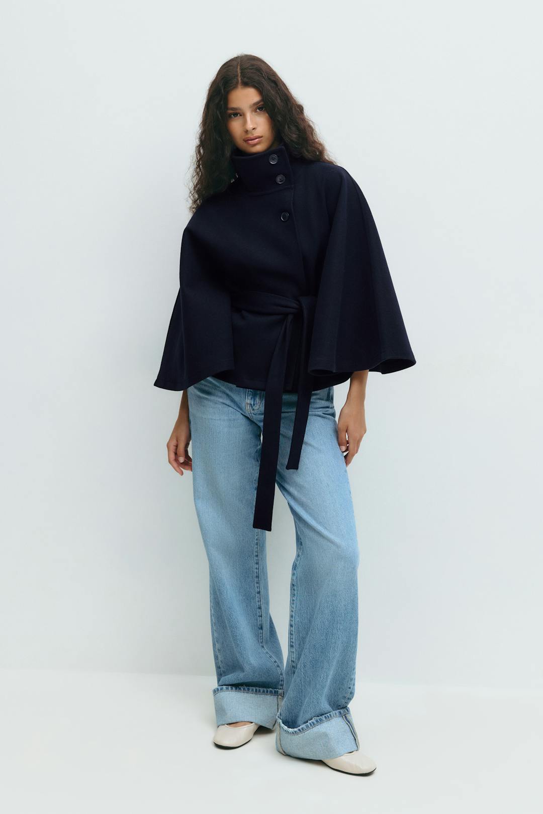 Stilvoller Cape-Mantel für Damen mit hohem Kragen und Bindegürtel - J&B - 7 - Atelier-Zofia