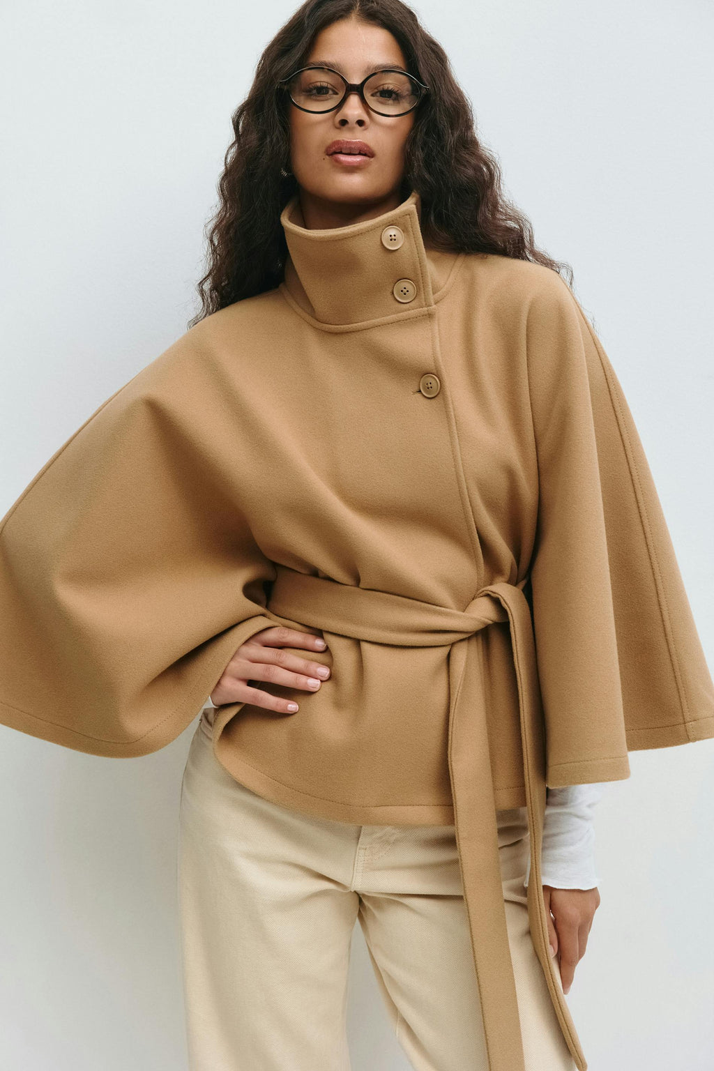 Stilvoller Cape-Mantel für Damen mit hohem Kragen und Bindegürtel - J&B - 8 - Atelier-Zofia