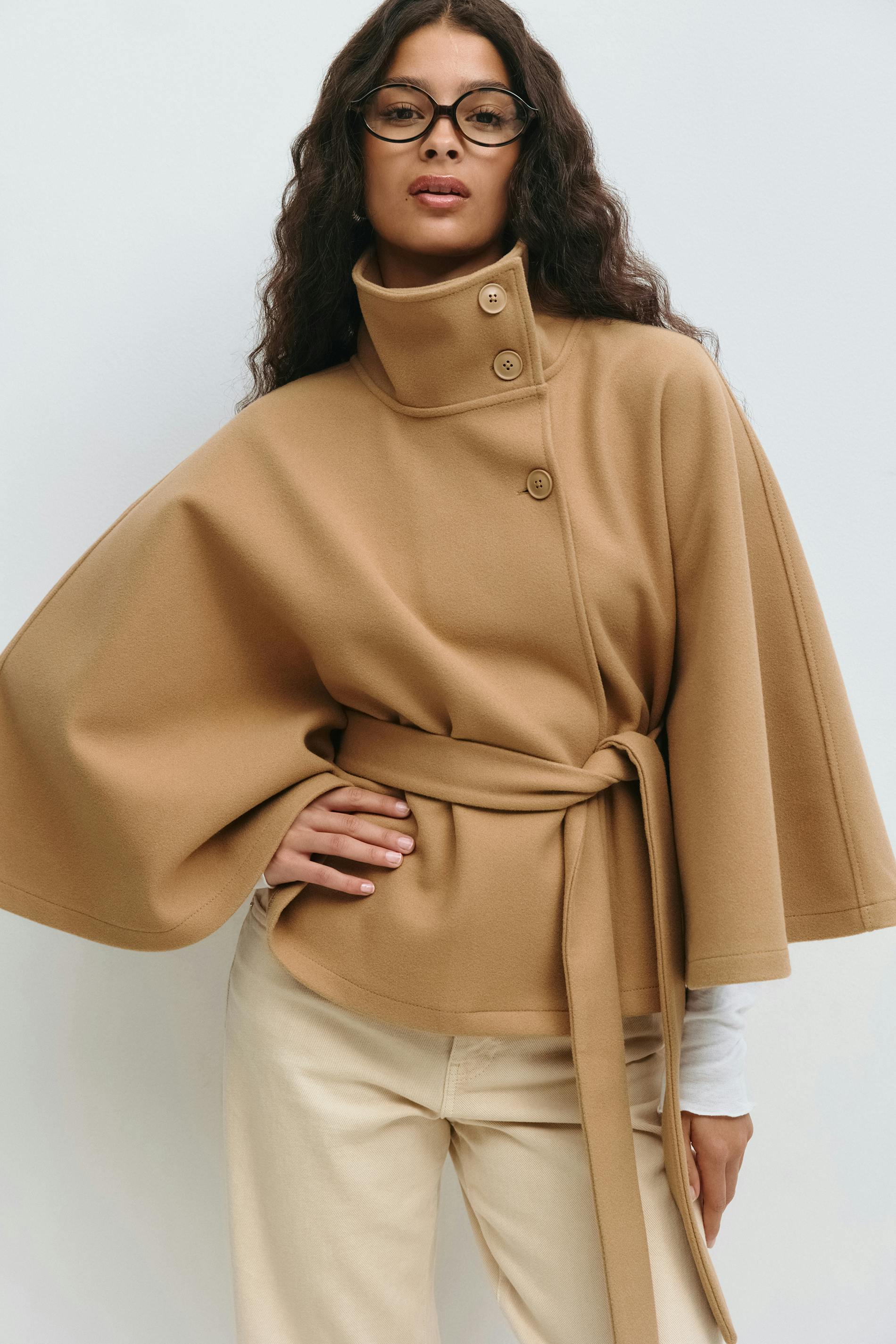 Stilvoller Cape-Mantel für Damen mit hohem Kragen und Bindegürtel - J&B - 8 - Atelier-Zofia
