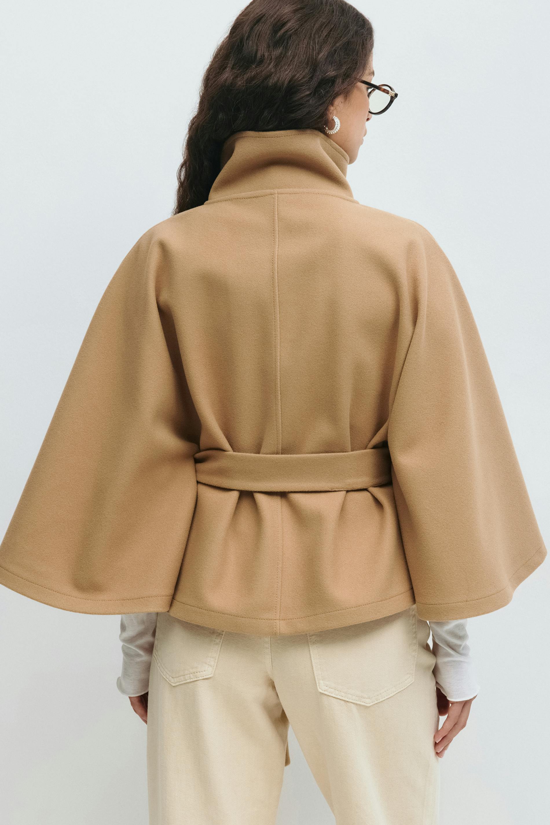 Stilvoller Cape-Mantel für Damen mit hohem Kragen und Bindegürtel - J&B - 9 - Atelier-Zofia