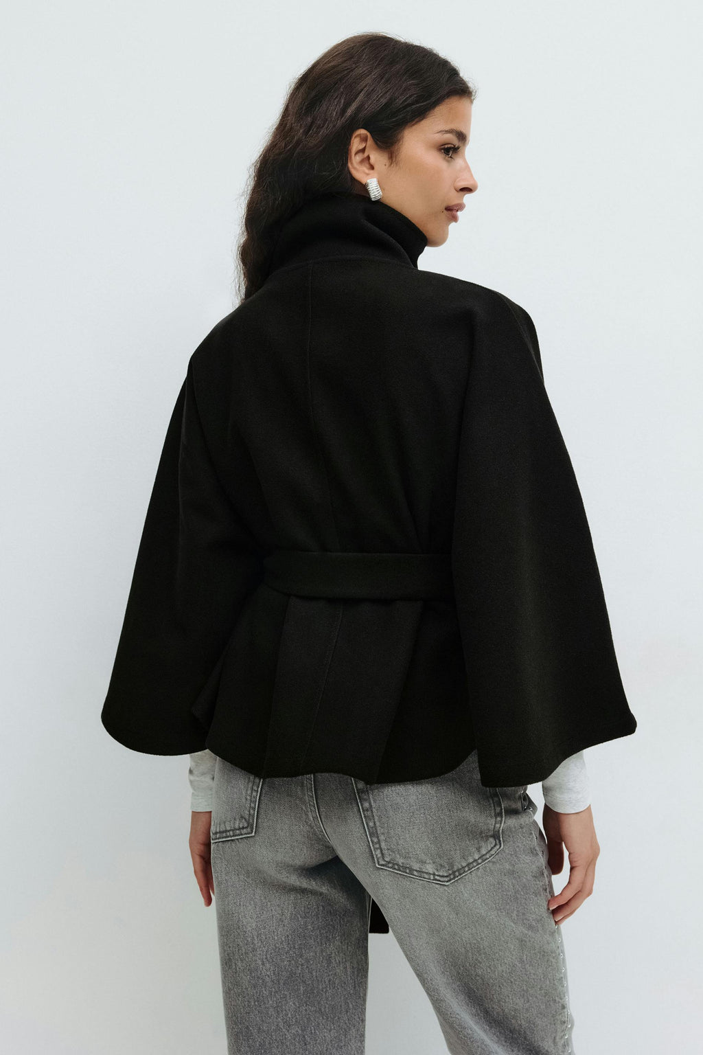 Stilvoller Cape-Mantel für Damen mit hohem Kragen und Bindegürtel - J&B - 10 - Atelier-Zofia